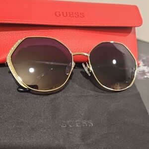 NWT Guess Women's Sunglasses with Gold Frame and Black Lenses